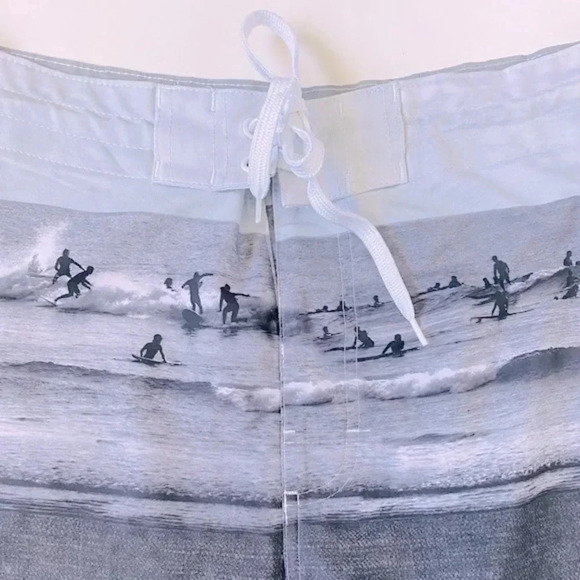 Old Navy Swim Men’s Built-In Flex Board Shorts 32W Surfer Graphic Design - Picture 4 of 7